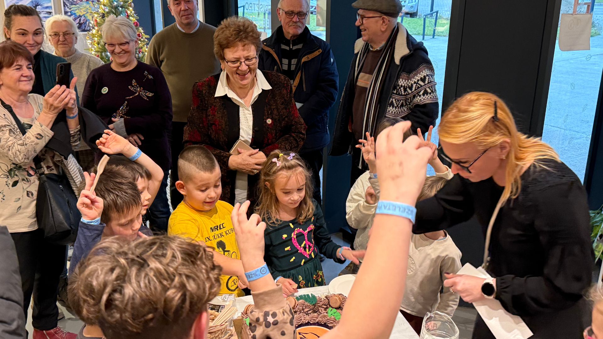 Tortavágás_Szeleta szülinap.jpg